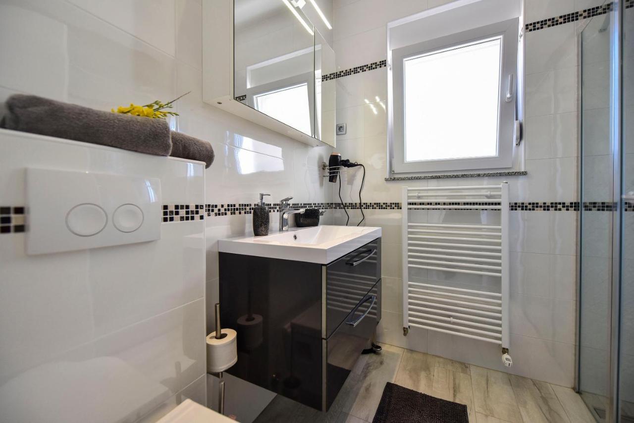 Moderner Bungalow mit Meerblick Lun  Exterior foto